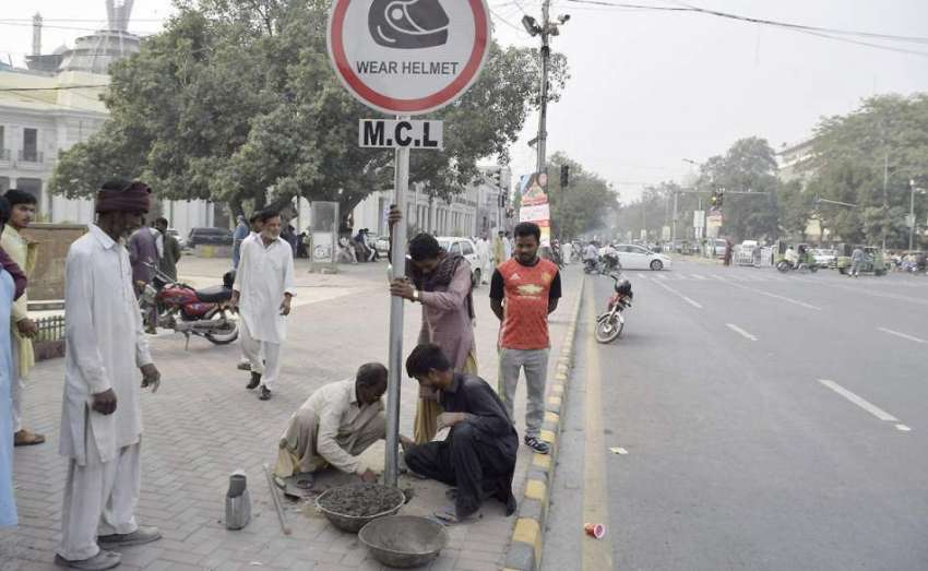 لاہور: مال روڈپر ہیلمٹ سے متعلق آگاہی واک کے لیے بورڈ آویزاں ..