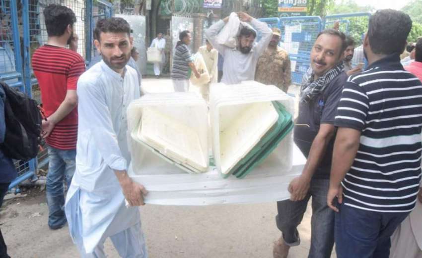 لاہور: عام انتخابات کے لیے بیلٹ باکس لیجائے جا رہے ہیں۔