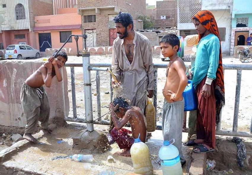 حیدر آباد: بچے گرمی کی شدت کم کرنے کے لیے ہینڈ پمپ کے پانی ..