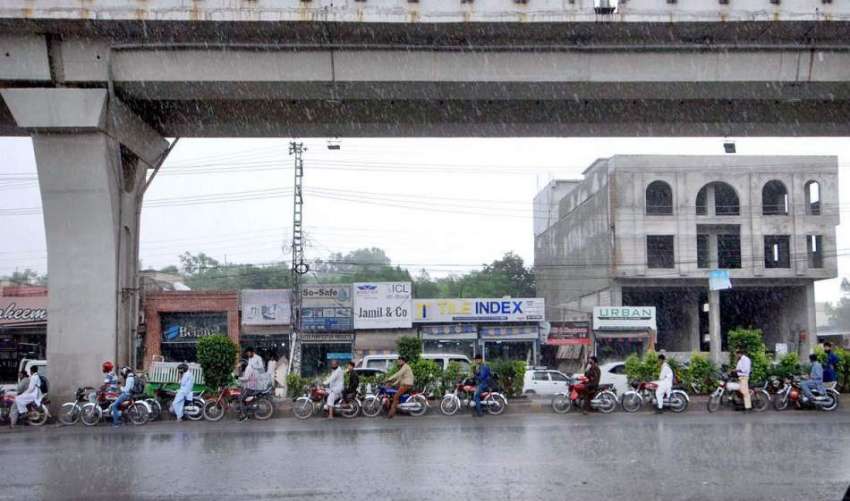 راولپنڈی: موٹر سائیکل سواروں کی بڑی تعداد بارش سے بچنے کے ..