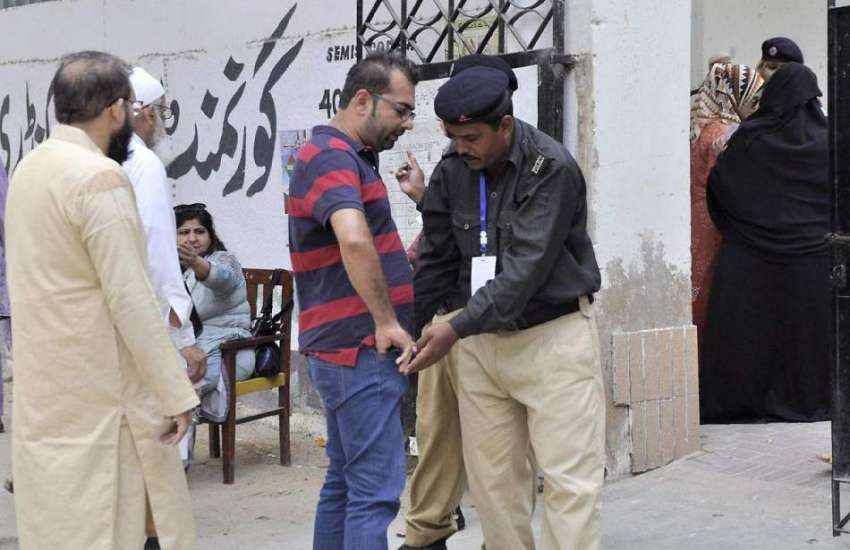 کراچی: عام انتخابات 2018  کراچی کے علاقے گلشن اقبال میں پولنگ ..