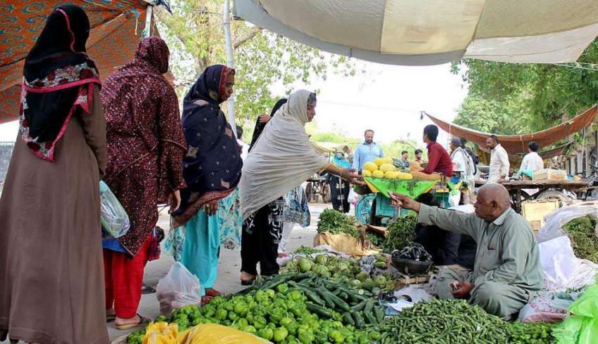 ملتان: خواتین جمعہ بازار سے سبزیاں خرید رہی ہیں۔