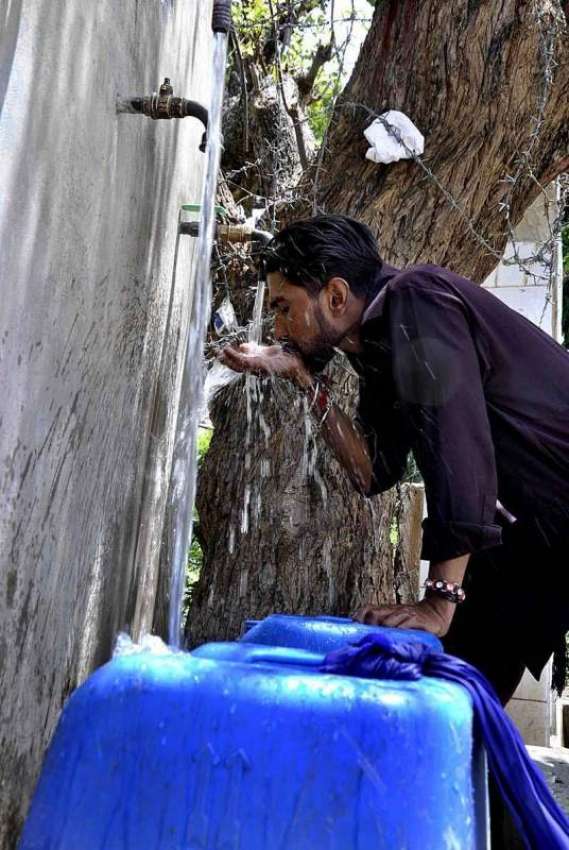 اسلام آباد: شہری فلٹریشن پلانٹ سے پینے کا پانی بھرنے کے بعد ..