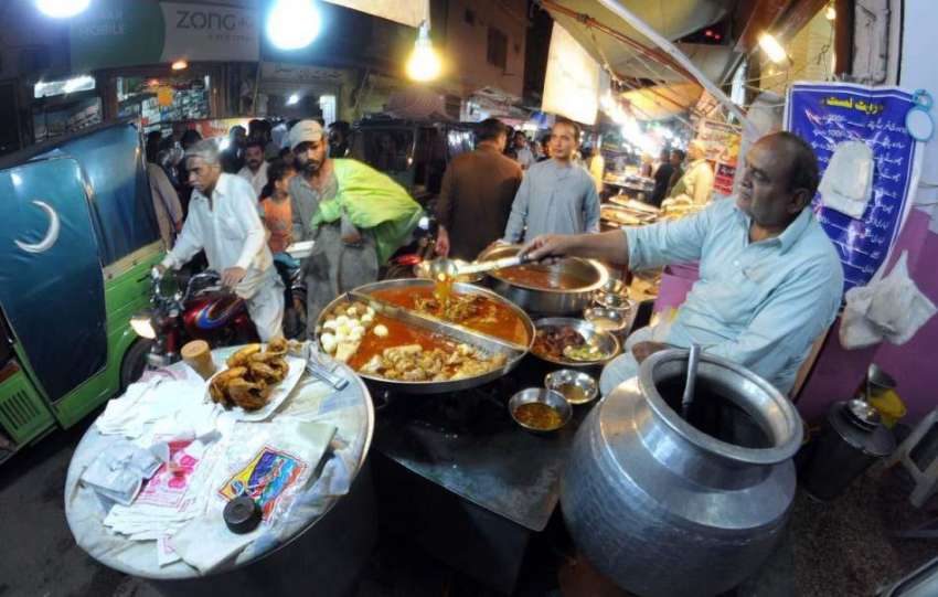 راولپنڈی: دکاندار سحری کے اوقات میں رایتی کھانے فروخت کررہا ..