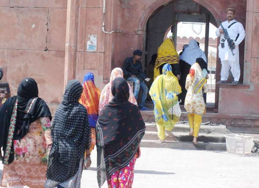 لاہور:خواتین بادشاہی مسجد میں نماز جمعہ کی ادائیگی کے لیے ..