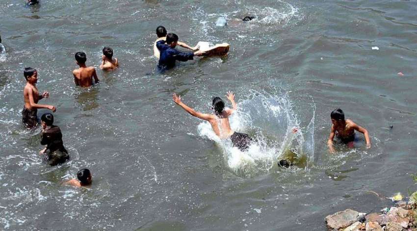 راولپنڈی: نوجوان گرمی کی شدت سے بچنے کے لیے نالہ لئی میں ..