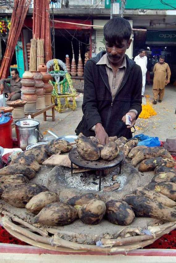 راولپنڈی: ریڑھی بان شکرقندی فروخت کر رہا ہے۔