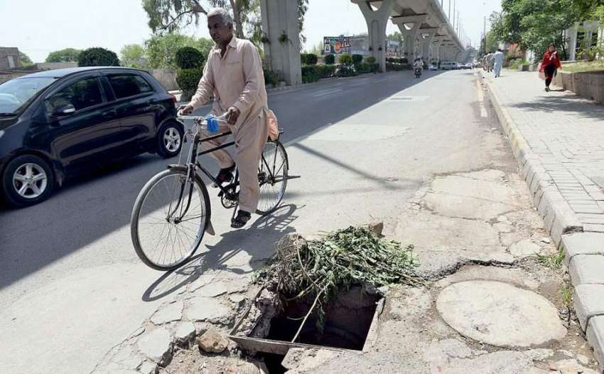 راولپنڈی: سڑک کے درمیان کھلا مین ہول متعلقہ حکام کی توجہ ..