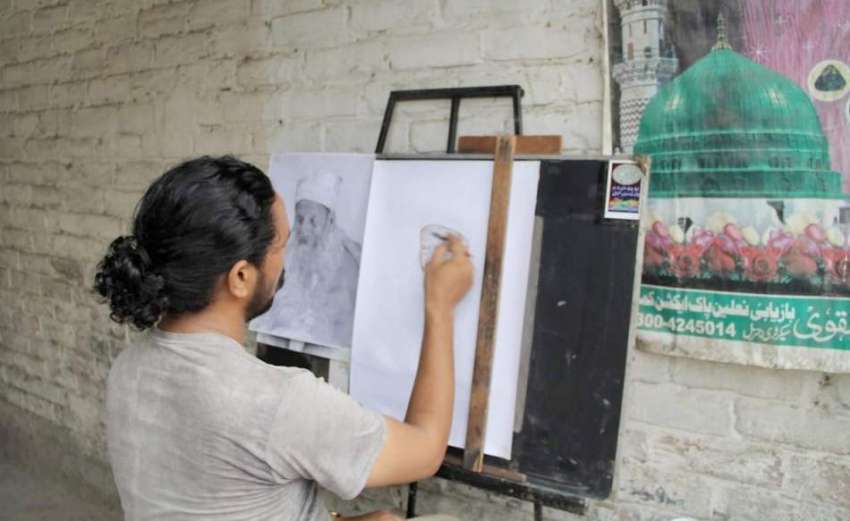 لاہور: گڑھی شاہو کے قریب ایک آرٹسٹ ہاتھ سے تصویر بنا رہا ..