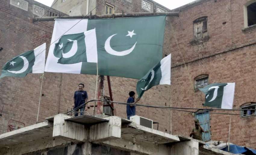 لاہور: انارکلی کے قریب دکان کی چھت پر قومی پرچم لہرا رہے ..