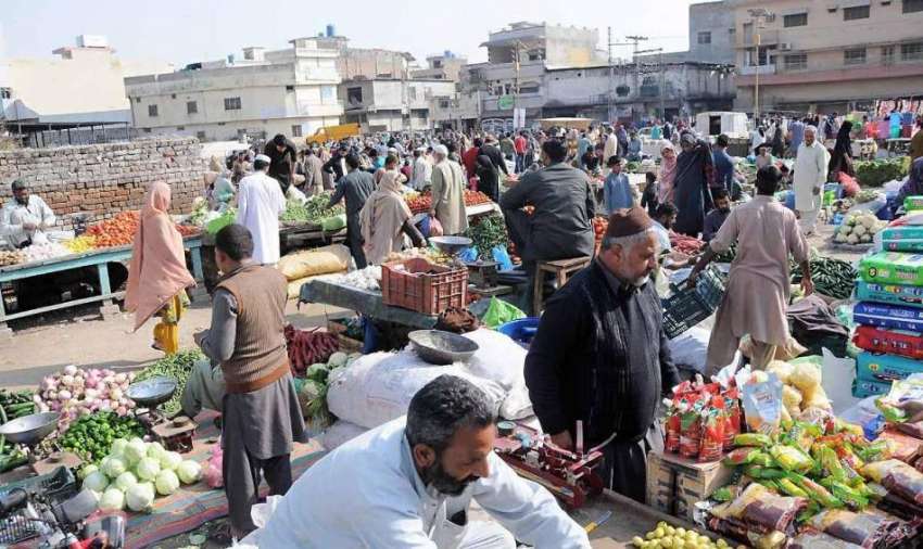 اسلام آباد: شہری ہفتہ وار جمعہ بازار سے سبزیاں خرید رہے ہیں۔