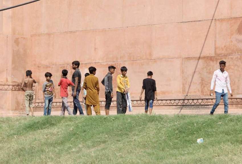 لاہور: بادشاہی مسجد کے ساتھ ملحقہ پارک میں بچے کھیل رہے ہیں۔