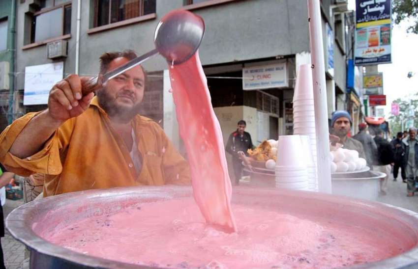 اسلام آباد: دکاندار گاہکوں کو متوجہ کرنے کے لیے کشمیری چائے ..