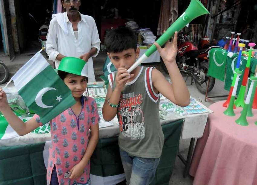 اسلام آباد: بچے جشن آزادی کے لیے سٹال سے اشیاء خریدنے کے ..