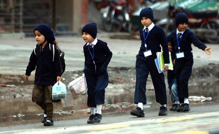 راولپنڈی: سکول کے بچے سکول بند ہونے کی وجہ سے واپس جا رہے ..
