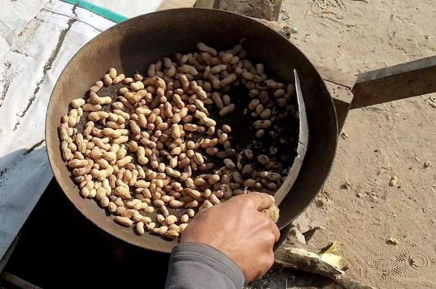 راولپنڈی: سردی میں اضافے کے باعث ریڑھی بان مونگ پھلی بھوننے ..
