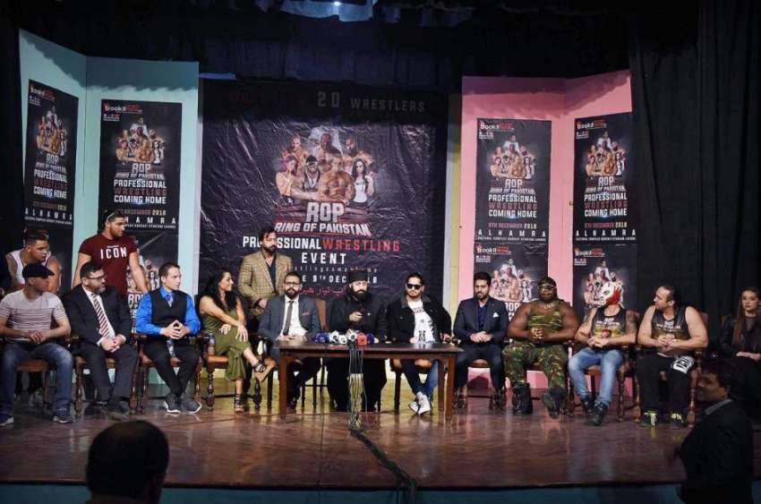 لاہور: انٹر نیشنل ریسلر پریس میڈیا سے گفتگو کررہے ہیں۔
