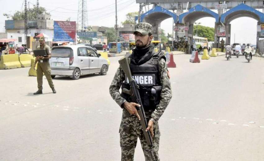 لاہور: شہر کے داخلی راستے پر سیکیورٹی اہلکار الرٹ کھڑا ہے۔
