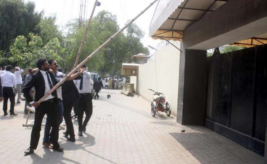 فیصل آباد: وکلاء اپنے مطالبات کے حق میں احتجاج کررہے ہیں۔