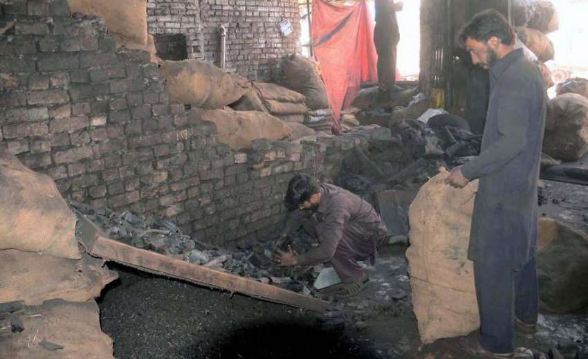 راولپنڈی: بدلتے موسم کے ساتھ ہی کوئلے کی مانگ میں اضافہ کے ..