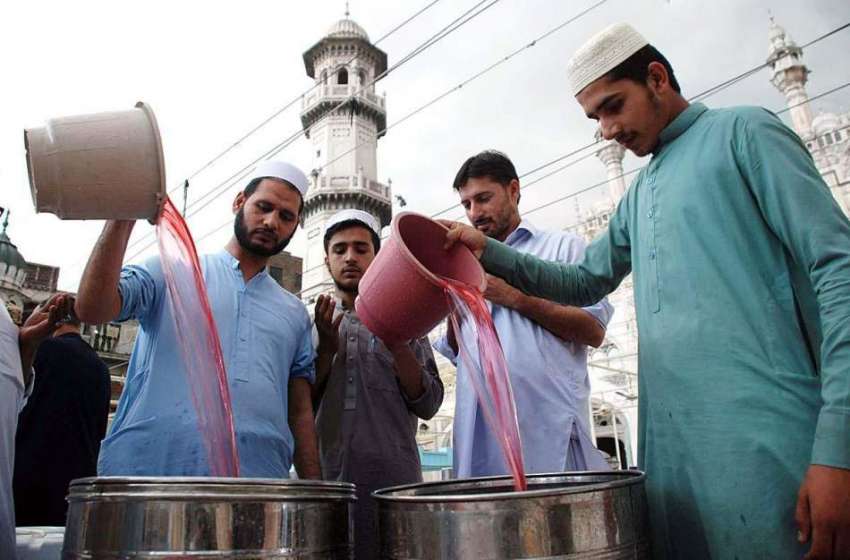 پشاور: مخیر حضرات کی جانب سے روزہ داروں کے لیے افطاری کا ..