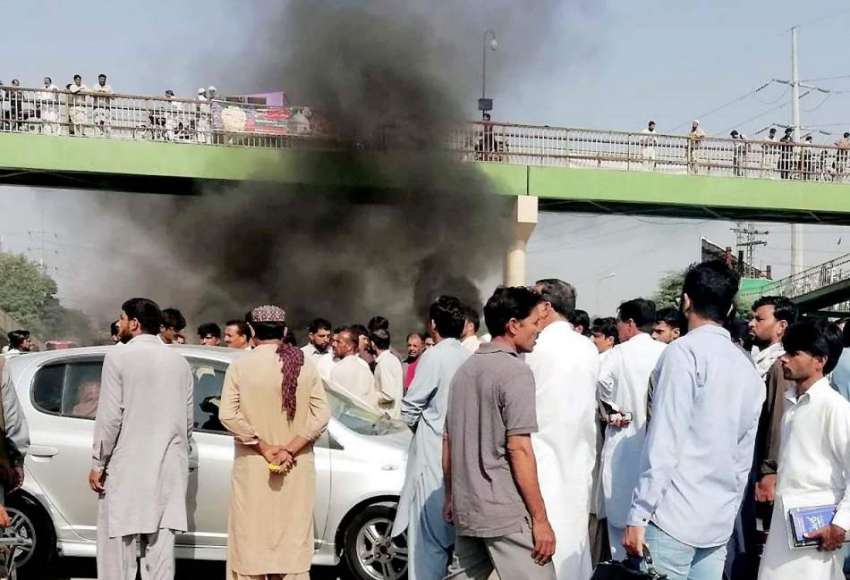 راولپنڈی: کچہری چوک کے قریب شہری نجی ہسپتال کے خلاف احتجاج ..