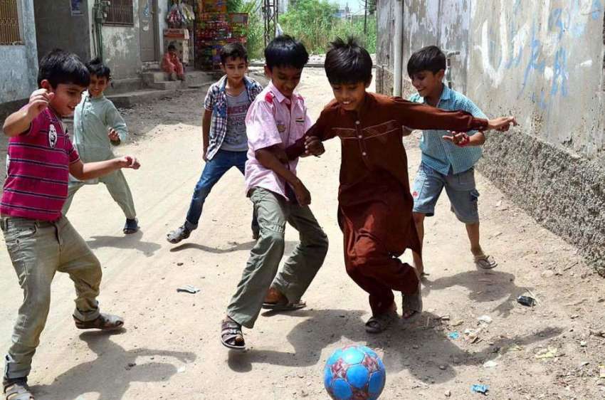 سرگودھا: بچے گلی میں فٹبال کھیل رہے ہیں۔