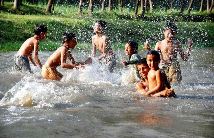 پشاور: بچے گرمی کی شدت کم کرنے کے لیے دریا میں نہا رہے ہیں۔