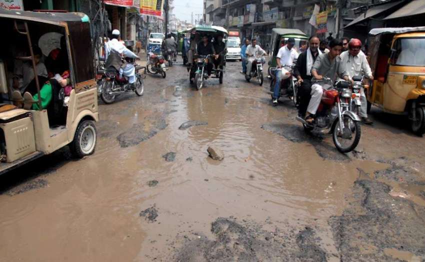 راولپنڈی:جامعہ مسجد روڈ ٹوٹ پھوٹ کے باعث شہریوں کو گزرنے ..