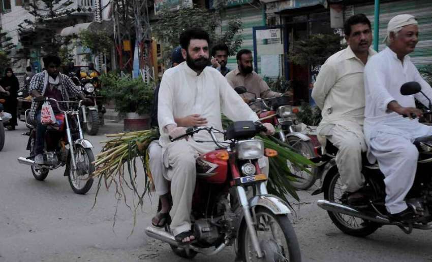 اسلام آباد: موٹر سائیکل سوار قربانی کے جانور کے لیے چارہ ..