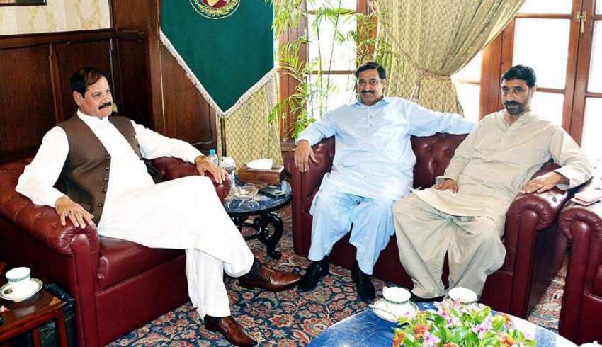 پشاور: گورنر خیبر پختونخوا مشتاق احمد غنی سے سابق گورنر ..