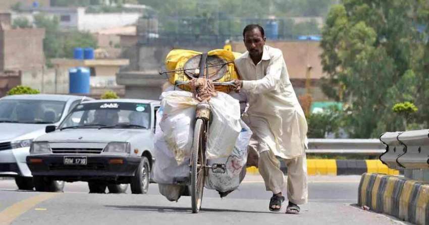 راولپنڈی: محنت کش سائیکل پر پھیری لگا کر مخلف اشیاء فروخت ..