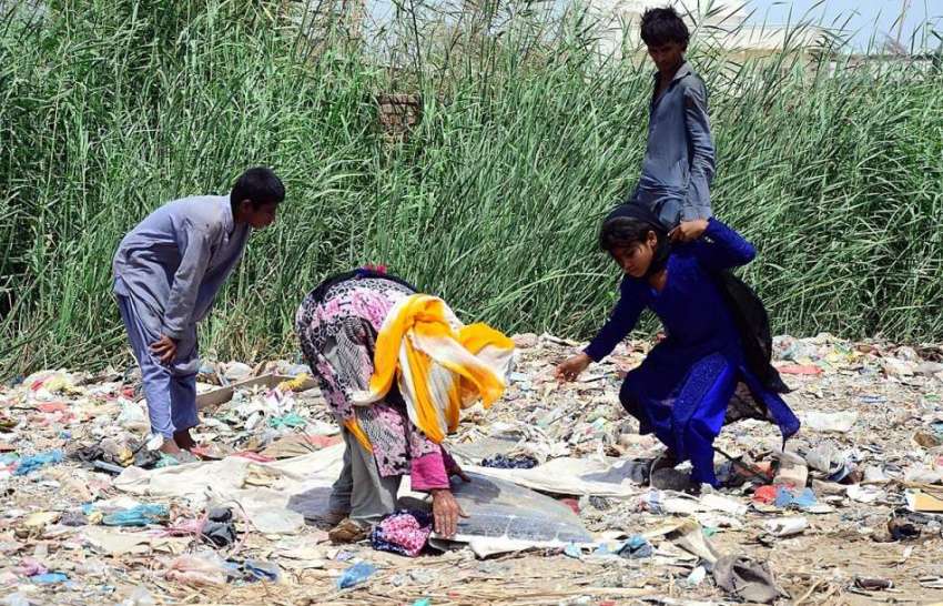حیدر آباد: خانہ بدوش خاتون اور بچے کچرے کے ڈھیر سے کار آمد ..