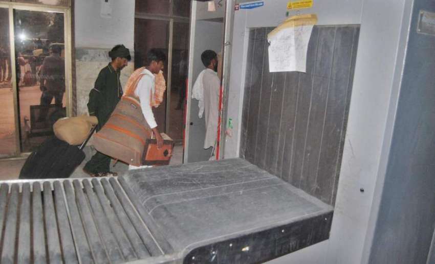 لاہور: ریلوے اسٹیشن پر سکیننگ مشین خراب ہونے کی وجہ سے بند ..