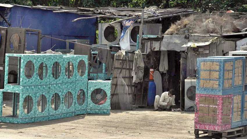 اسلام آباد: گرمی کے پیش نظر ایک دکاندار نے فروخت کے لیے روم ..