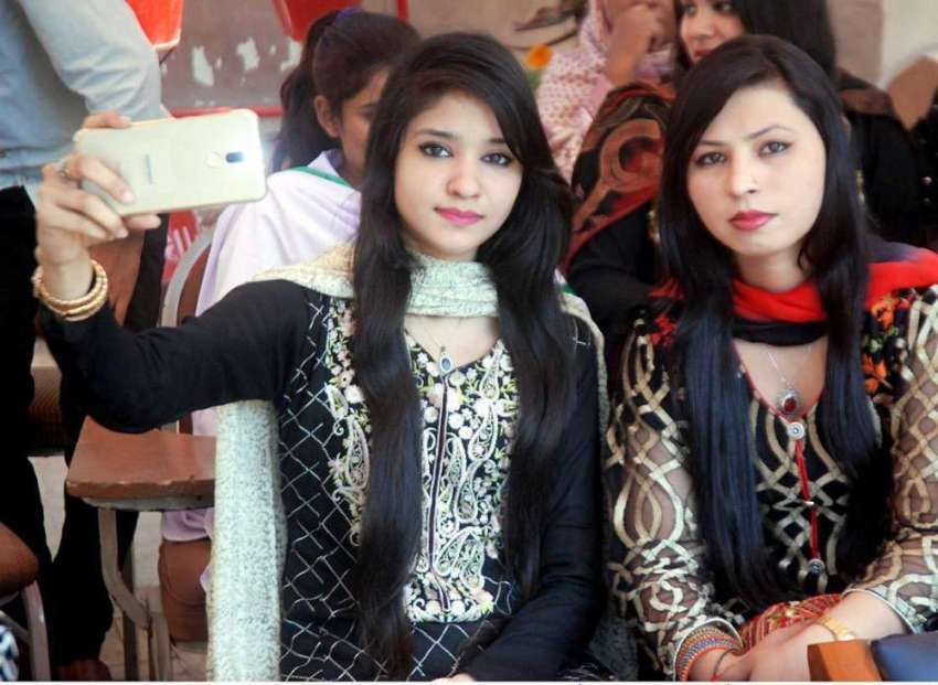 لاہور: وائز کالج گلبرگ میں سالانہ سپورٹس ڈے کے موقع پر طالبات ..