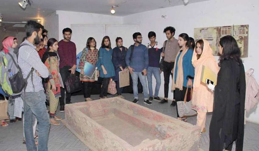 لاہور: شاکر علی آرٹ گیلری میں نیشنل کالج آف آرٹس کے طلبہ ..