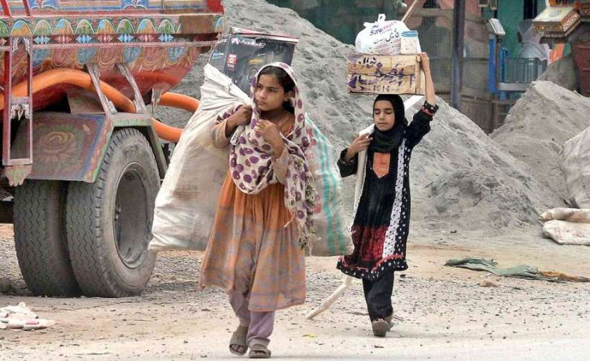 راولپنڈی: خانہ بدوش بچیاں کار آمد اشیاء اکٹھی کر کے لیجا ..