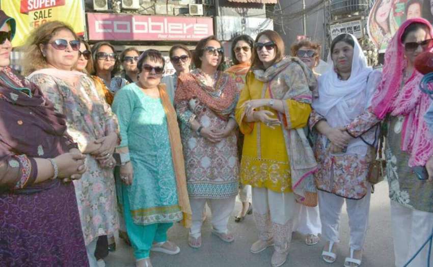 لاہور: تحریک انصاف کی سینئر رہنما ڈاکٹر شیریں مزاری، منزہ ..