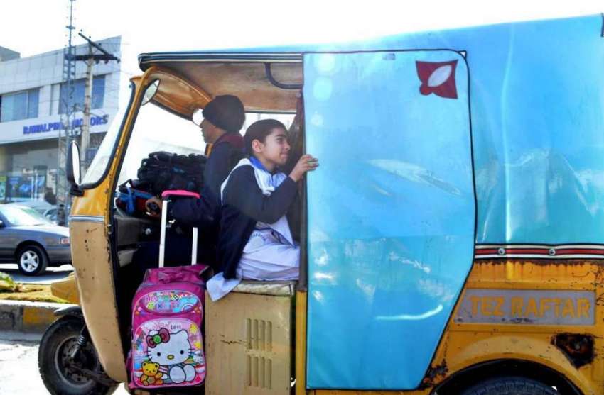 راولپنڈی: رکشہ ڈرائیور نے دوران ڈرائیونگ طالبہ کا سکول بیگ ..