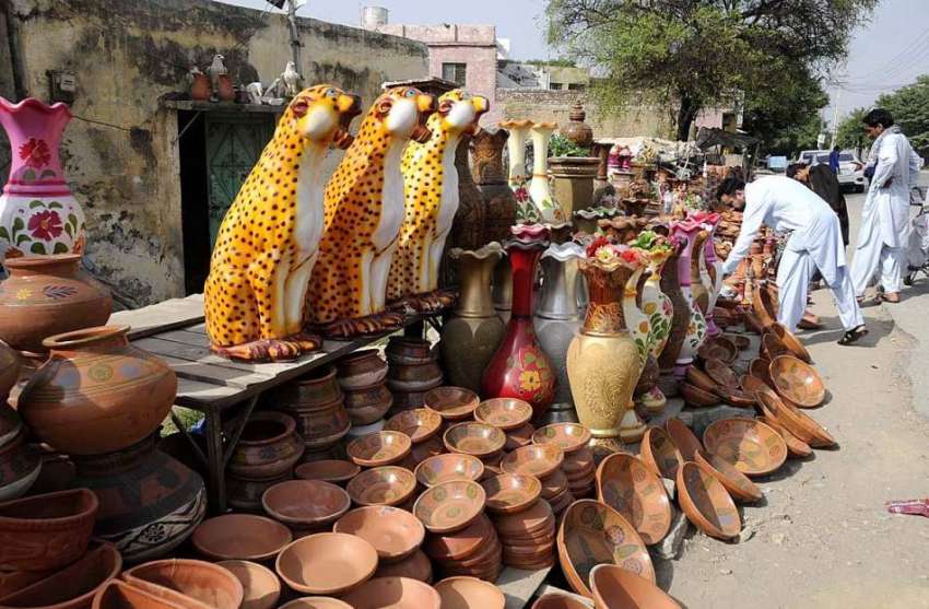 اسلام آباد: دکاندار گاہکوں کو متوجہ کرنے کے لیے مختلف اشیاء ..