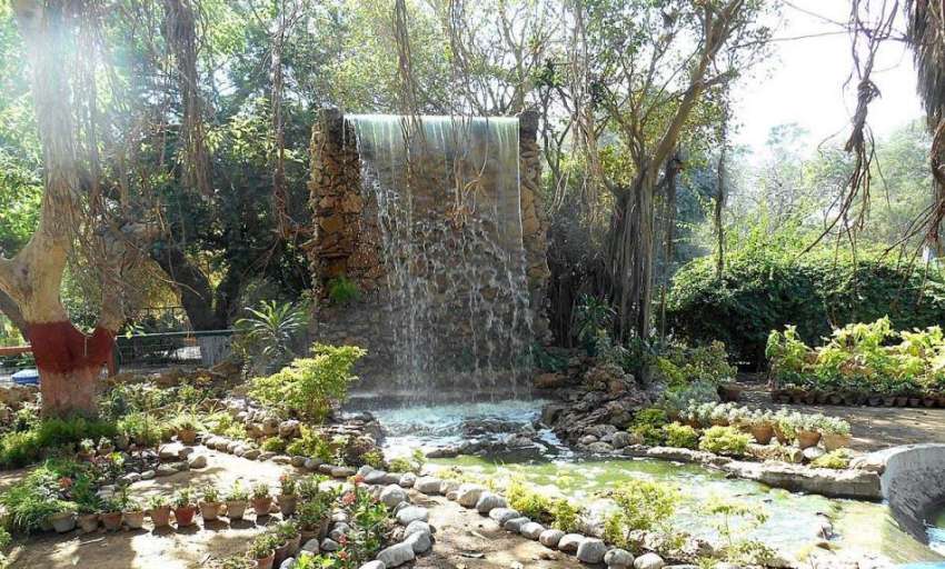 کراچی: ایک پارک میں بنائی گئی آبشار موسم بہار میں خوشگوار ..