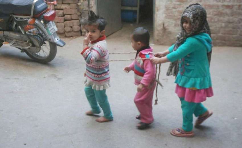 لاہور: نسبت روڈ کے علاقہ میں بچیاں گلی میں کھیل رہی ہیں۔