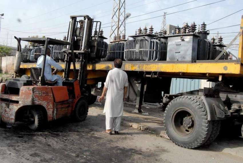 راولپنڈی: واپڈا دفتر کے باہر گرمی کے باعث خراب ہونے والے ..