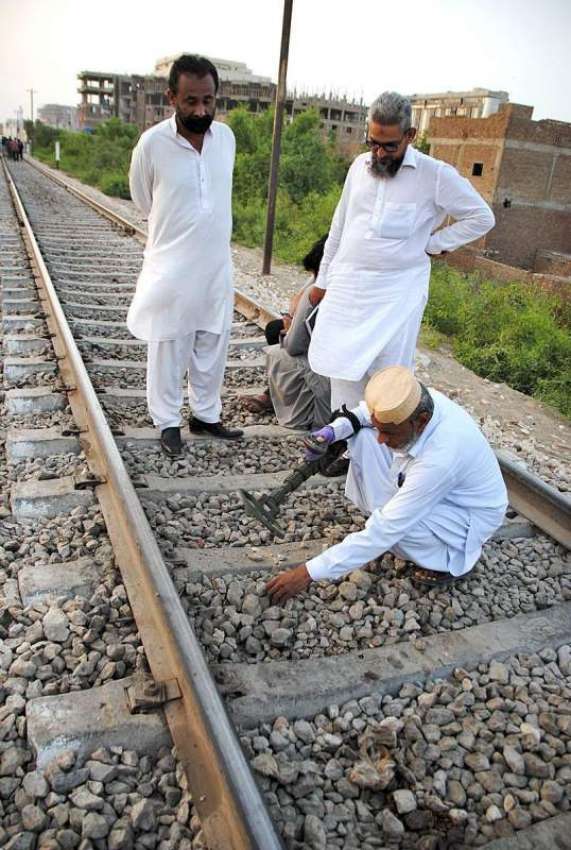 حیدر آباد: بم ڈسپوزل سکواڈ کے اہلکار ریلوے ٹریک پر بم بلاسٹ ..