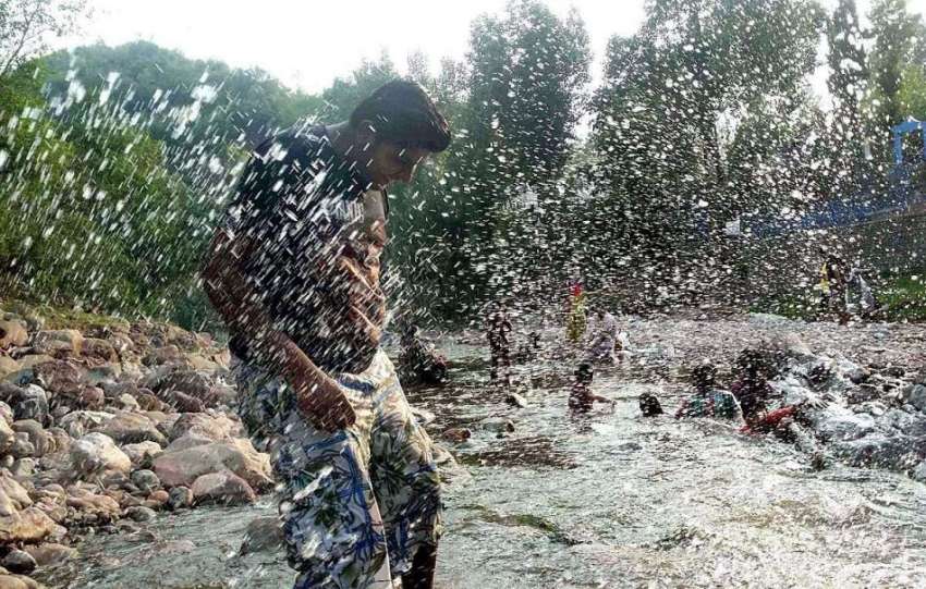 اسلام آباد: ایک فیملی ٹھنڈے پانی سے لطف اندوز ہو رہی ہے۔