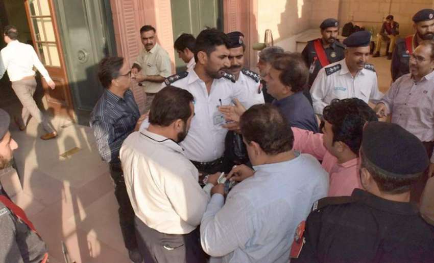 لاہور: پنجاب اسمبلی میں سیکیورٹی اہلکار صحافیوں کو اندر ..