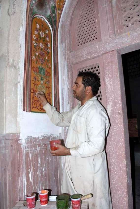 لاہور: پینٹر زیب النساء کے مقبرے پر پینٹ کرنے میں مصروف ہے۔