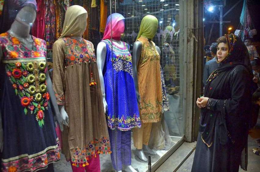 حیدر آباد: عید کی تیاریوں میں مصروف خاتون ایک دکان سے کپڑے ..