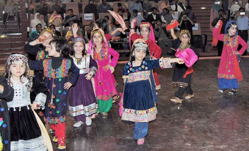 لاہور: مقامی سکول میں سالانہ تقریب تقسیم انعامات کے موقع ..